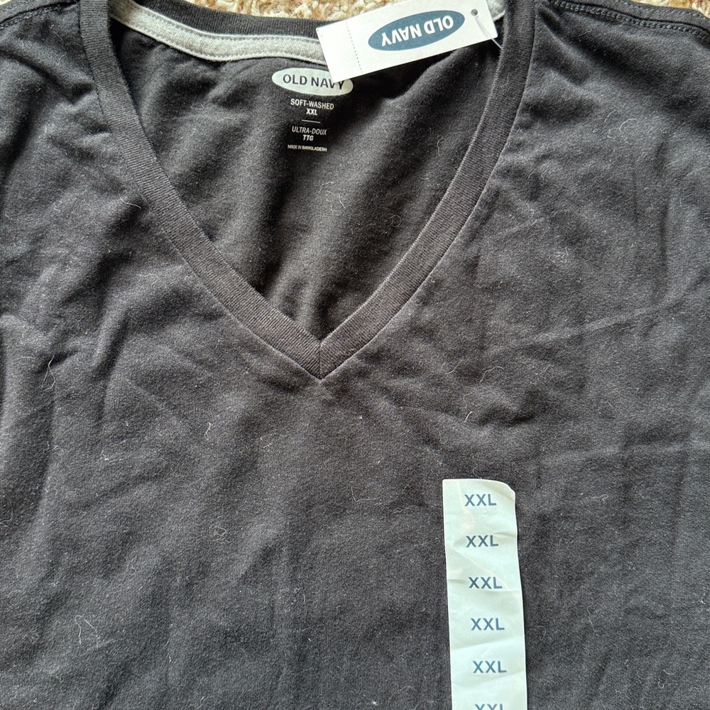 Old Navy Men's Black Short Sleeve V-Neck Tee - Picture 2 of 2